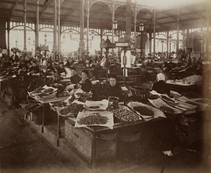 Eugène-Atget-les-Halles-marchandes-de-poissons-1910